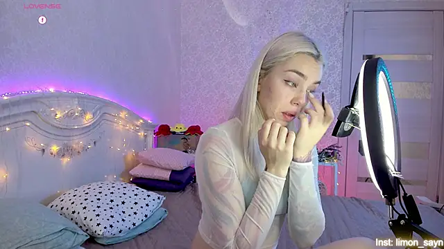 LillyMoure  online show from 10-11-25, 11:39