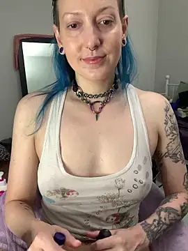 MissCumberdale online show from 12-19-25, 06:21