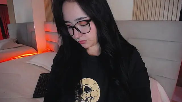 Snapshot of Miss_Loise chatting on 04-28-26, 07:35 Miss Loise online show from 04-28-26, 07:35