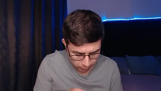 andrewmhilton  online show from 04-07-26, 06:04