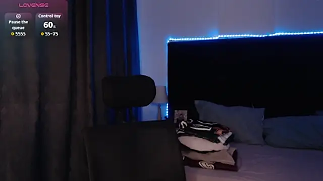 andrewmhilton  online show from 04-11-26, 05:26