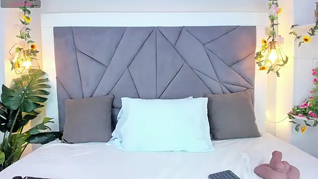 KiarhaTrixie online show from 11-19-25, 03:17