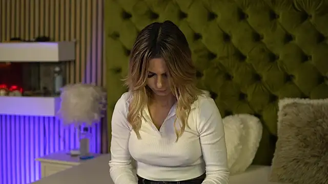 TiffanyMaze online show from 09-11-25, 06:13