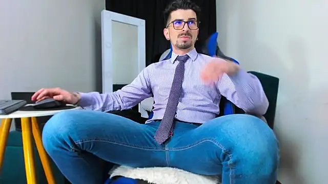 LiamCossio  online show from 01-11-25, 10:51