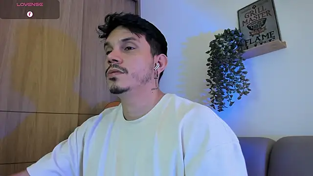 Snapshot of alejandro_stark chatting on 05-01-26, 03:33 alejandro stark online show from 05-01-26, 03:33