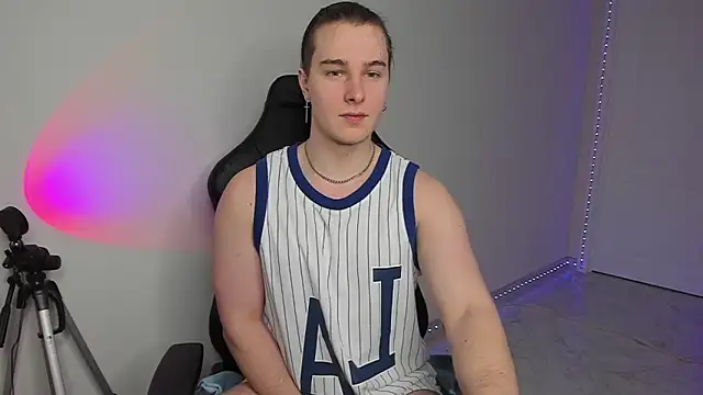 Snapshot of Vincent_Strong chatting on 02-08-25, 03:00 Vincent Strong online show from 02-08-25, 03:00