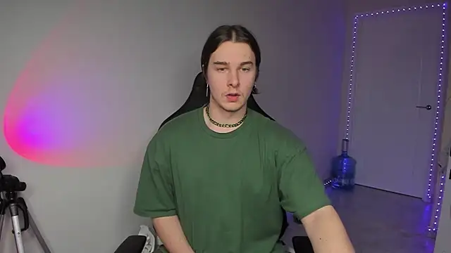 Snapshot of Vincent_Strong chatting on 12-18-24, 01:45 Vincent Strong online show from 12-18-24, 01:45