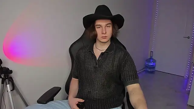 Snapshot of Vincent_Strong chatting on 01-05-25, 03:13 Vincent Strong online show from 01-05-25, 03:13
