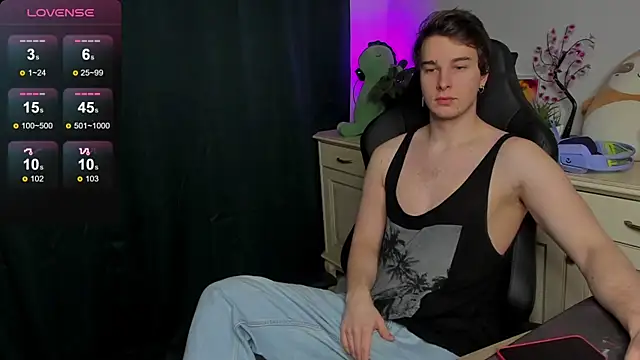 Snapshot of Vincent_Strong chatting on 10-11-25, 08:15 Vincent Strong online show from 10-11-25, 08:15