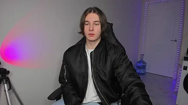 Snapshot of Vincent_Strong chatting on 12-23-24, 07:28 Vincent Strong online show from 12-23-24, 07:28