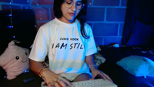 Snapshot of Nathacha chatting on 02-13-26, 10:43 Nathacha online show from 02-13-26, 10:43