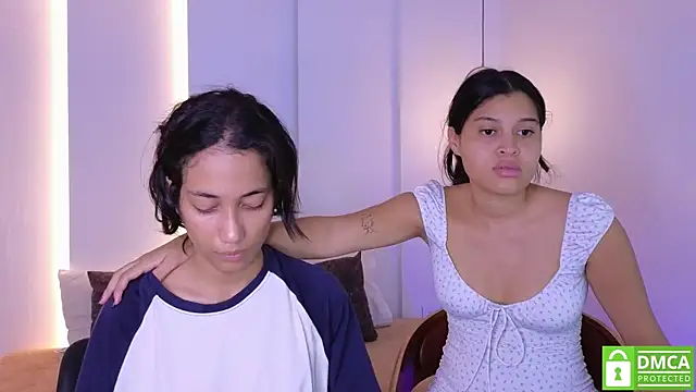 Snapshot of hot_little_bunny chatting on 10-31-25, 09:00 hot little bunny online show from 10-31-25, 09:00