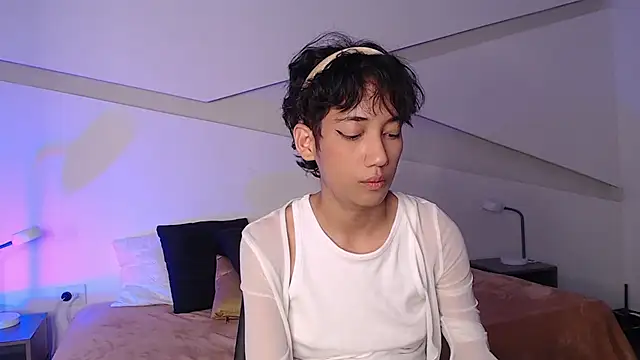 Snapshot of hot_little_bunny chatting on 02-26-25, 11:30 hot little bunny online show from 02-26-25, 11:30