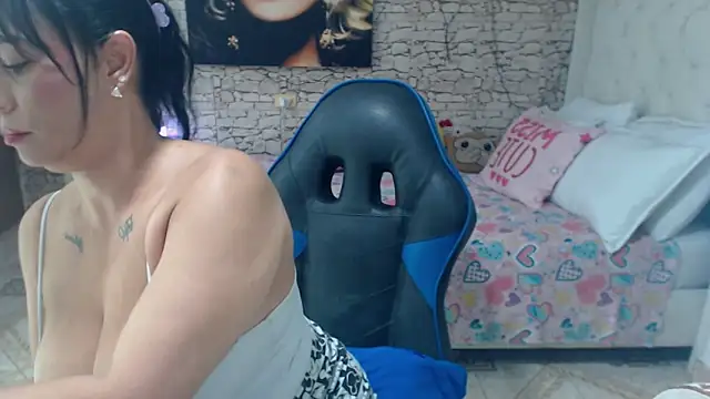 Snapshot of AlissonTyler4u chatting on 04-22-26, 04:30 AlissonTyler4u online show from 04-22-26, 04:30