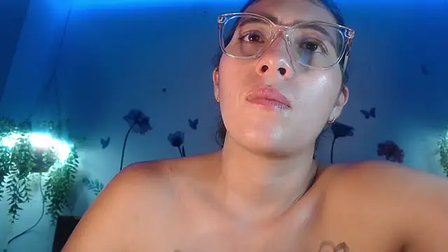 Snapshot of DaMikaela_ chatting on 03-11-25, 10:42 DaMikaela online show from 03-11-25, 10:42