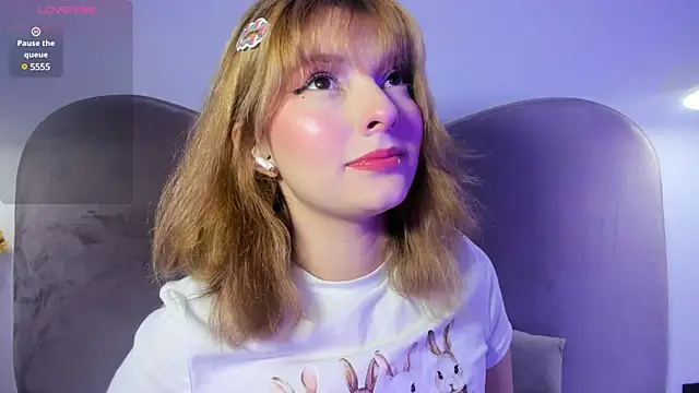 Snapshot of Ania_jones chatting on 02-17-25, 08:27 Ania jones online show from 02-17-25, 08:27