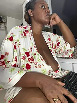 Snapshot of LiraRusso chatting on 04-29-26, 11:22 LiraRusso online show from 04-29-26, 11:22