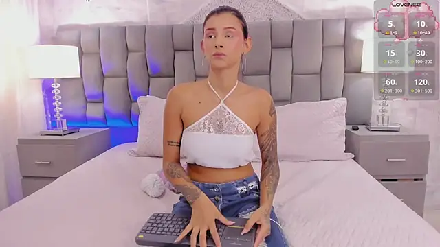 Snapshot of CinthiaCollins chatting on 02-18-25, 08:25 CinthiaCollins online show from 02-18-25, 08:25