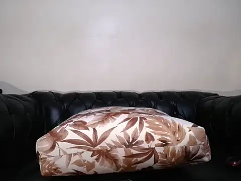 Snapshot of santa_queenn chatting on 05-12-26, 06:32 santa queenn online show from 05-12-26, 06:32