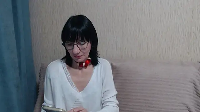 Erica95Bloom online show from 11-17-25, 05:44