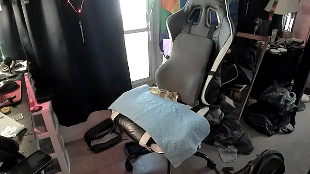 Daddysthick online show from 10-19-25, 02:31