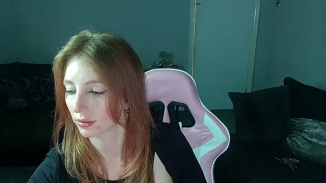 Red firesquirt online show from 04-15-26, 01:59