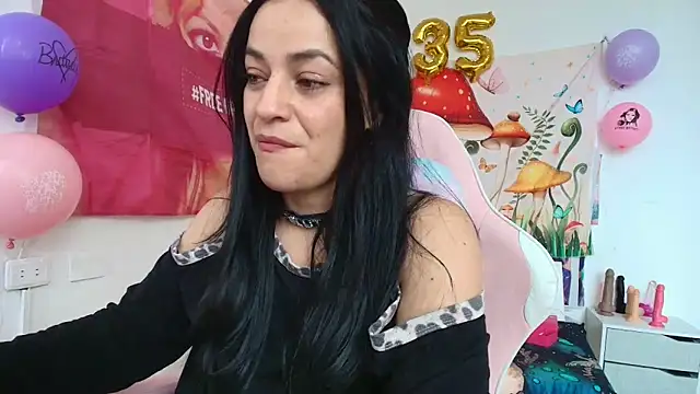Snapshot of LovelyAzucena chatting on 05-06-26, 03:05 LovelyAzucena online show from 05-06-26, 03:05