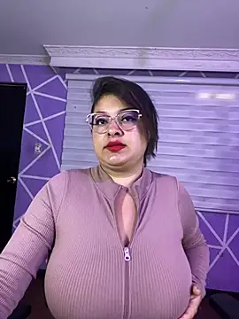 Snapshot of MiiaaJoness chatting on 05-28-26, 04:02 MiiaaJoness online show from 05-28-26, 04:02