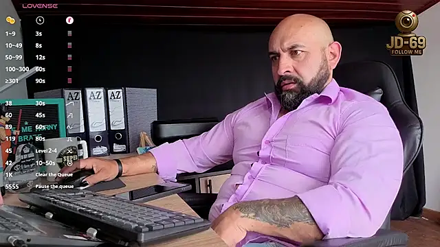 Snapshot of JD-69 chatting on 10-28-25, 05:45 JD-69 online show from 10-28-25, 05:45