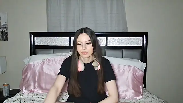 Snapshot of alisonfields chatting on 06-19-26, 02:06 alisonfields online show from 06-19-26, 02:06