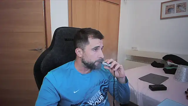 Snapshot of alex877x chatting on 11-05-25, 04:43 alex877x online show from 11-05-25, 04:43