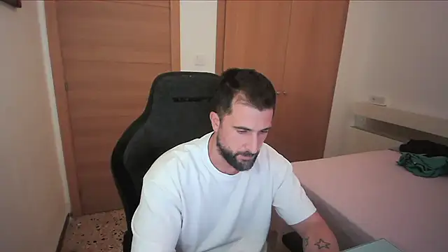 Snapshot of alex877x chatting on 11-13-25, 10:35 alex877x online show from 11-13-25, 10:35