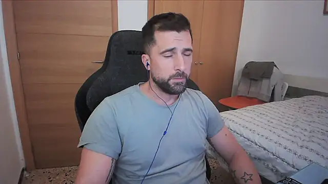 Snapshot of alex877x chatting on 10-18-25, 07:43 alex877x online show from 10-18-25, 07:43