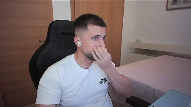 Snapshot of alex877x chatting on 10-24-25, 04:06 alex877x online show from 10-24-25, 04:06