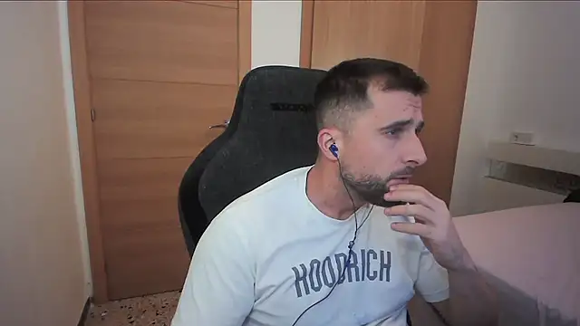 Snapshot of alex877x chatting on 10-28-25, 10:52 alex877x online show from 10-28-25, 10:52