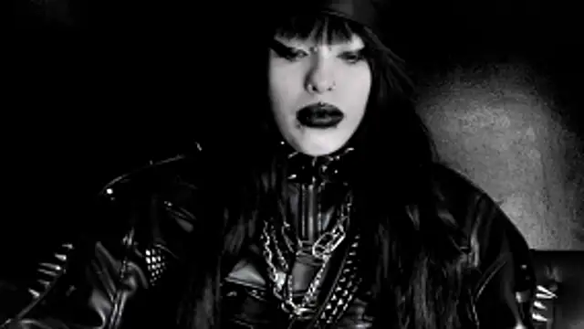 Snapshot of XXIOUX chatting on 05-12-26, 02:45 XXIOUX online show from 05-12-26, 02:45
