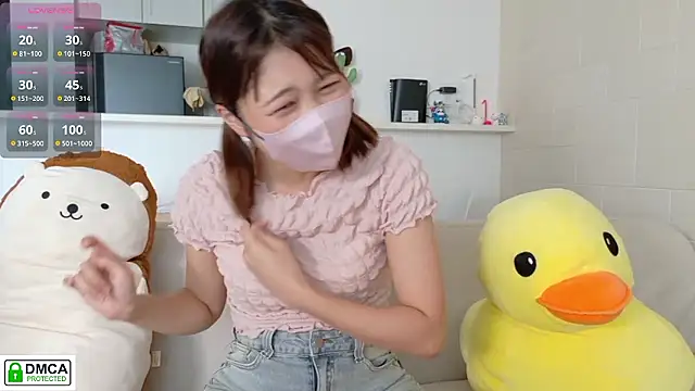 Snapshot of SUZU_ chatting on 10-05-25, 12:12 SUZU online show from 10-05-25, 12:12