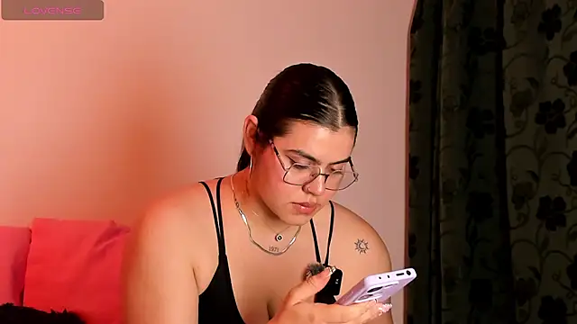 Snapshot of veronica185 chatting on 05-27-26, 03:25 veronica185 online show from 05-27-26, 03:25