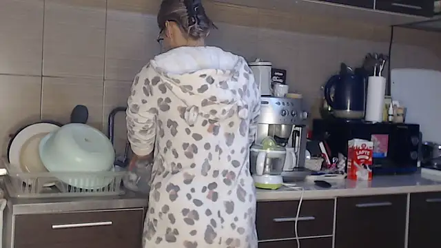 Snapshot of Tasty_Shape chatting on 10-10-25, 05:19 Tasty Shape online show from 10-10-25, 05:19