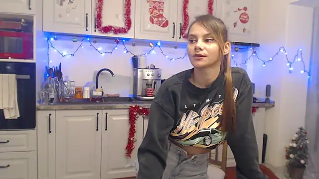 Snapshot of Tasty_Shape chatting on 12-28-24, 03:37 Tasty Shape online show from 12-28-24, 03:37