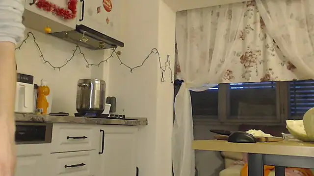 Snapshot of Tasty_Shape chatting on 02-02-25, 03:39 Tasty Shape online show from 02-02-25, 03:39