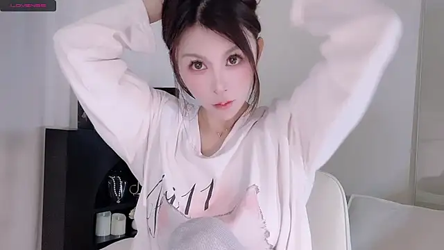 Snapshot of lvy-w chatting on 10-30-25, 05:50 lvy-w online show from 10-30-25, 05:50