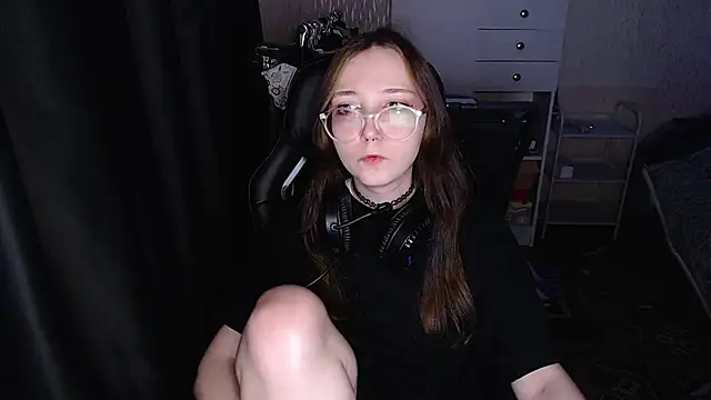 Snapshot of AmeliaKamishiro chatting on 12-18-25, 04:22 AmeliaKamishiro online show from 12-18-25, 04:22