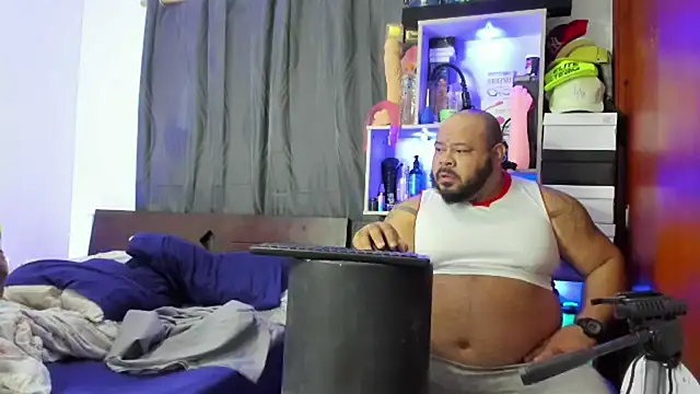 Snapshot of Latino_bigcock chatting on 02-21-25, 10:26 Latino bigcock online show from 02-21-25, 10:26
