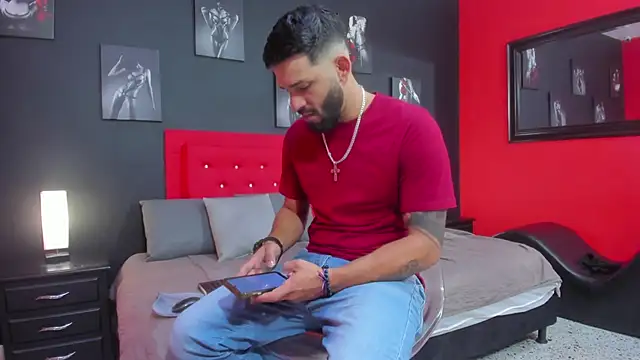 Snapshot of Thiagogomez chatting on 10-17-25, 12:29 Thiagogomez online show from 10-17-25, 12:29