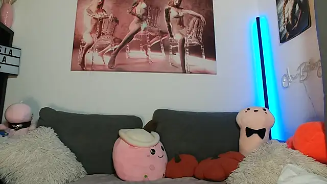 LessiaMia online show from 10-08-25, 03:46