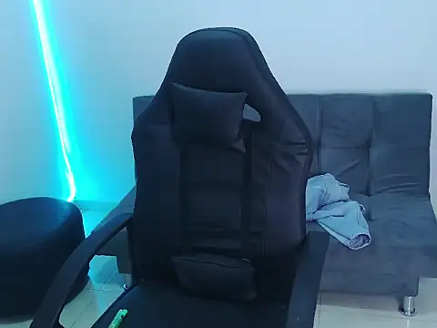 Snapshot of hot_king20 chatting on 12-18-25, 04:28 hot king20 online show from 12-18-25, 04:28