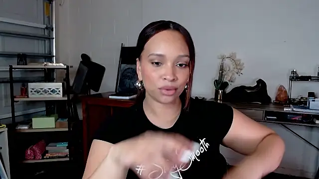 Snapshot of SashaEstrella chatting on 10-26-25, 04:24 SashaEstrella online show from 10-26-25, 04:24