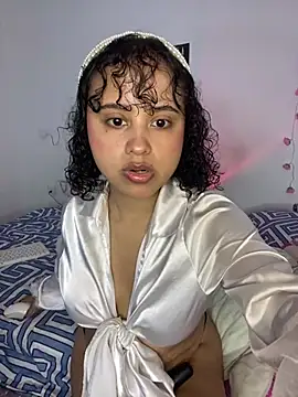 Snapshot of lou_cute chatting on 03-18-25, 10:07 lou cute online show from 03-18-25, 10:07