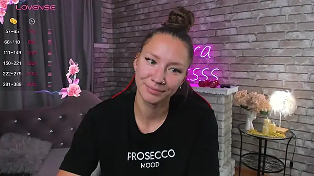 Snapshot of SarahCoksss chatting on 10-02-25, 01:09 SarahCoksss online show from 10-02-25, 01:09